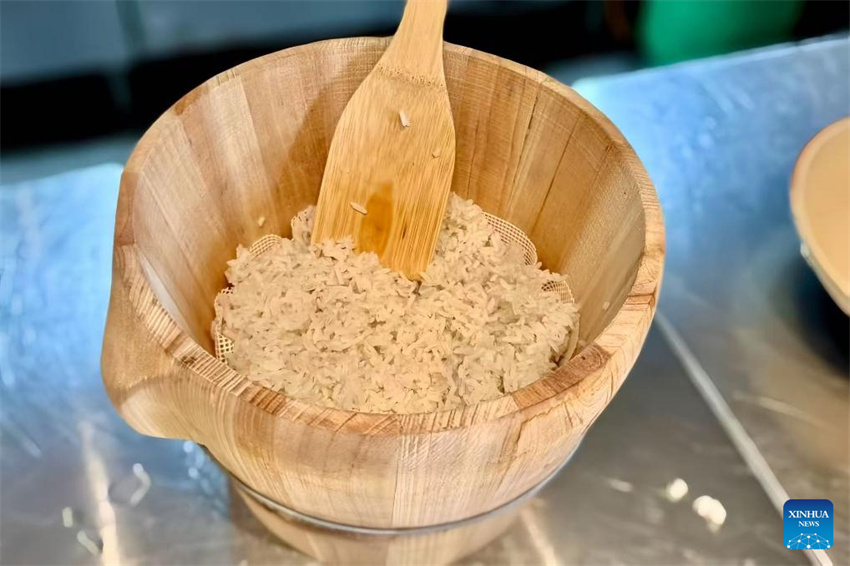 Um prato de arroz feito de acordo com receitas registradas num manuscrito de bambu intitulado "Shi Fang", um texto antigo que remonta à Dinastia Han Ocidental (202 a.C.-8 d.C.), em Changsha, província de Hunan, no centro da China, em 17 de abril de 2025. (Foto: Zhang Ge/Xinhua)